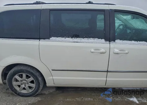 2010 Chrysler Town & Country Touring Plus z USA, uszkodzony, nr VIN 2A4RR8D10AR435102